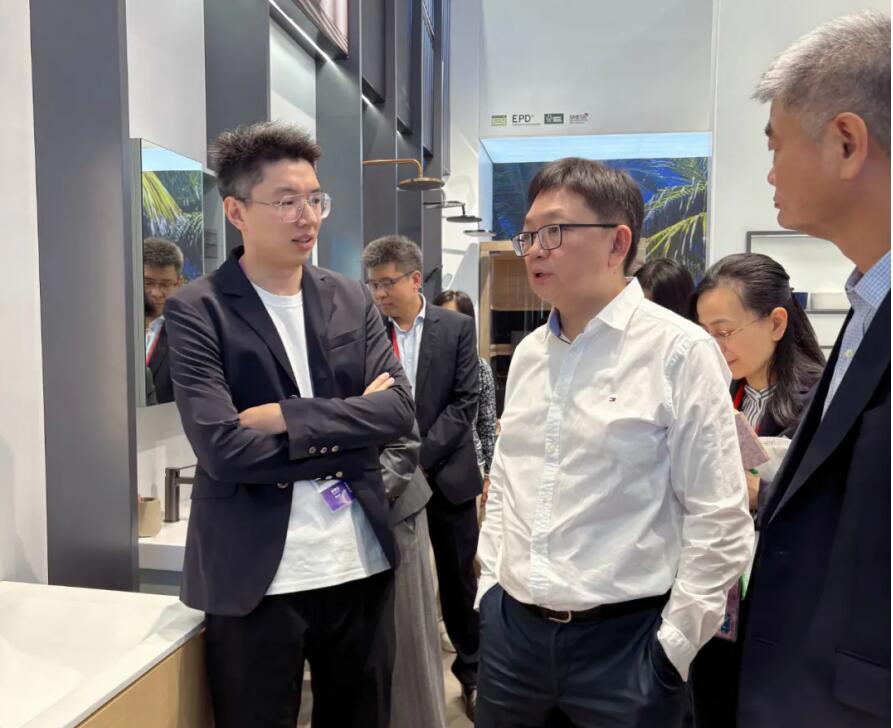 商务部领导一行莅临广交会展位 欧路莎卫浴获肯定